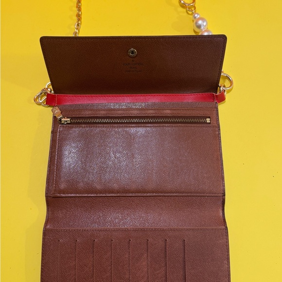 This is a strap chain unbranded for Updated wallets the flower is available now - Picture 6 of 7